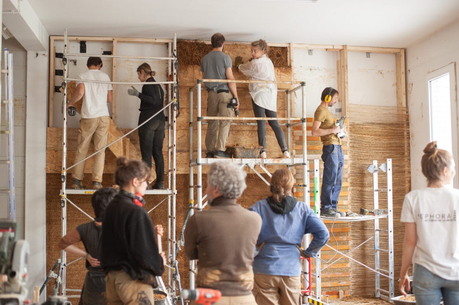chantier participatif isolation paille à la Grande Coco, Paris 20ème