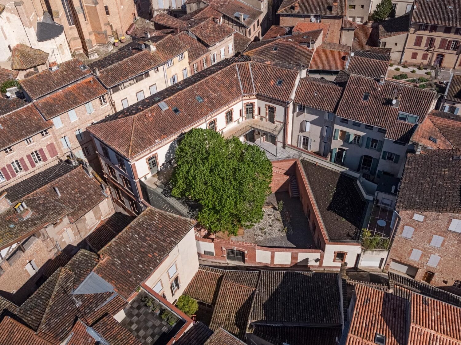 école rénovée en logements, atelier d'artiste et commerces, Génération Pasteur à Albi - crédit Vincent Boutin