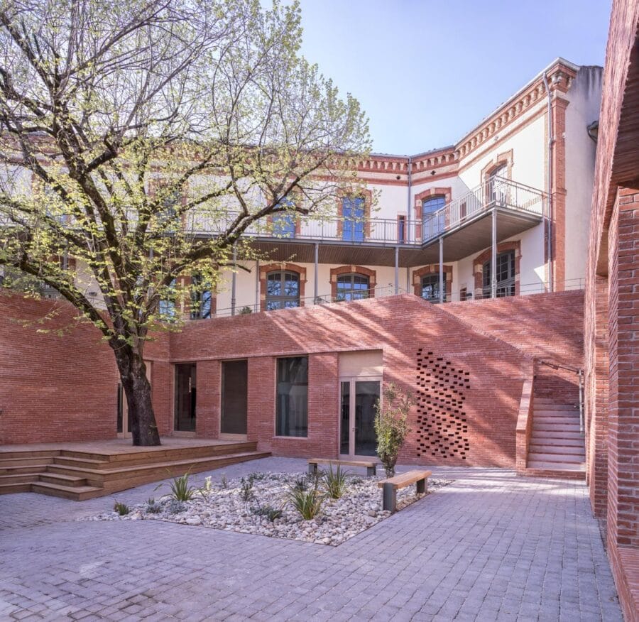cour d'école rénovée en logements, atelier d'artiste et commerces, Génération Pasteur à Albi - crédit Vincent Boutin