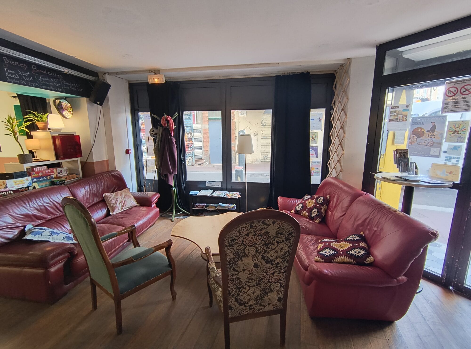 canapés et fauteuils au Café de l'Escabel à Toulouse