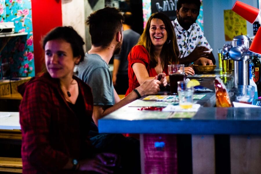 gens au bar au café de l'Escabel à Toulouse
