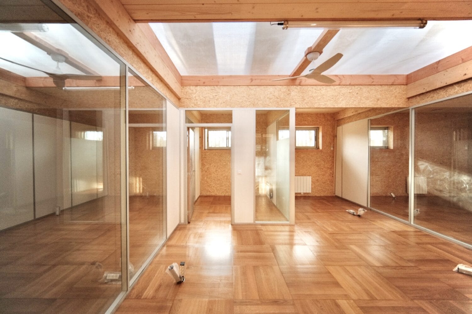 bureaux en bois et lumière naturelle à la Balise sur l'Ile-Saint-Denis