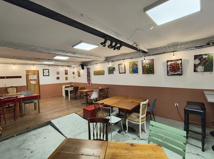 espaces de vie et exposition d'art au café de l'Escabel à Toulouse