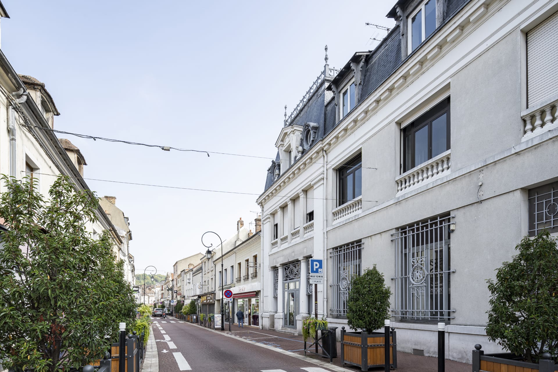 Façade sur rue de l'ancienne agence bancaire à Montereau - crédit Salem Mostefoui