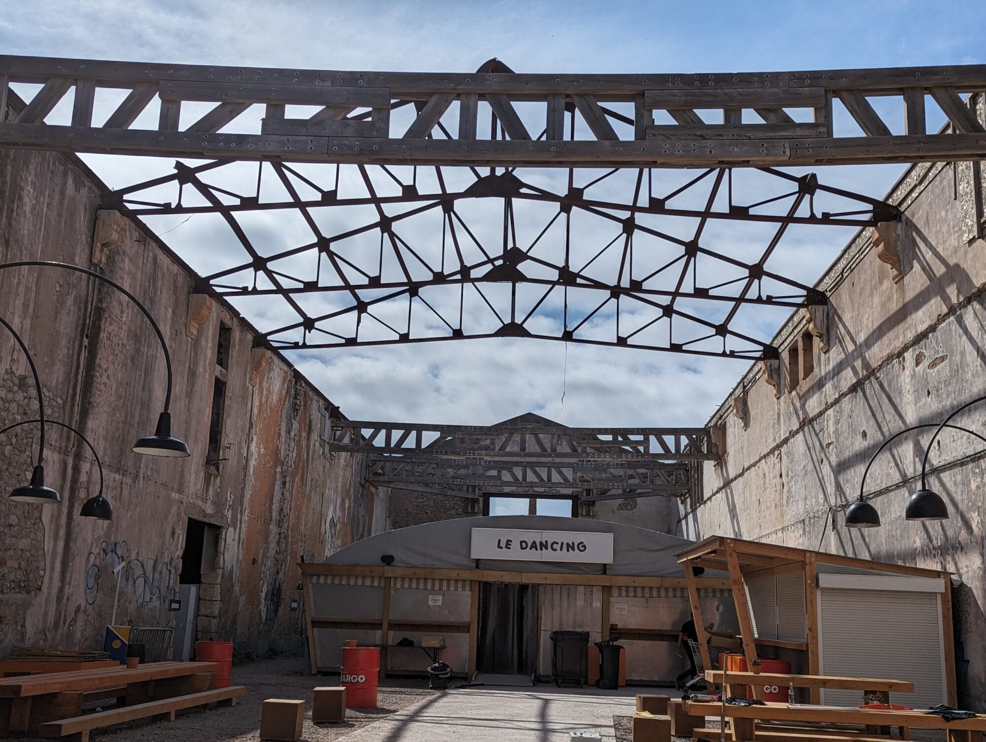cour intérieure béton enseigne dancing dans l'ancien chai viticole des Moulins à Sète