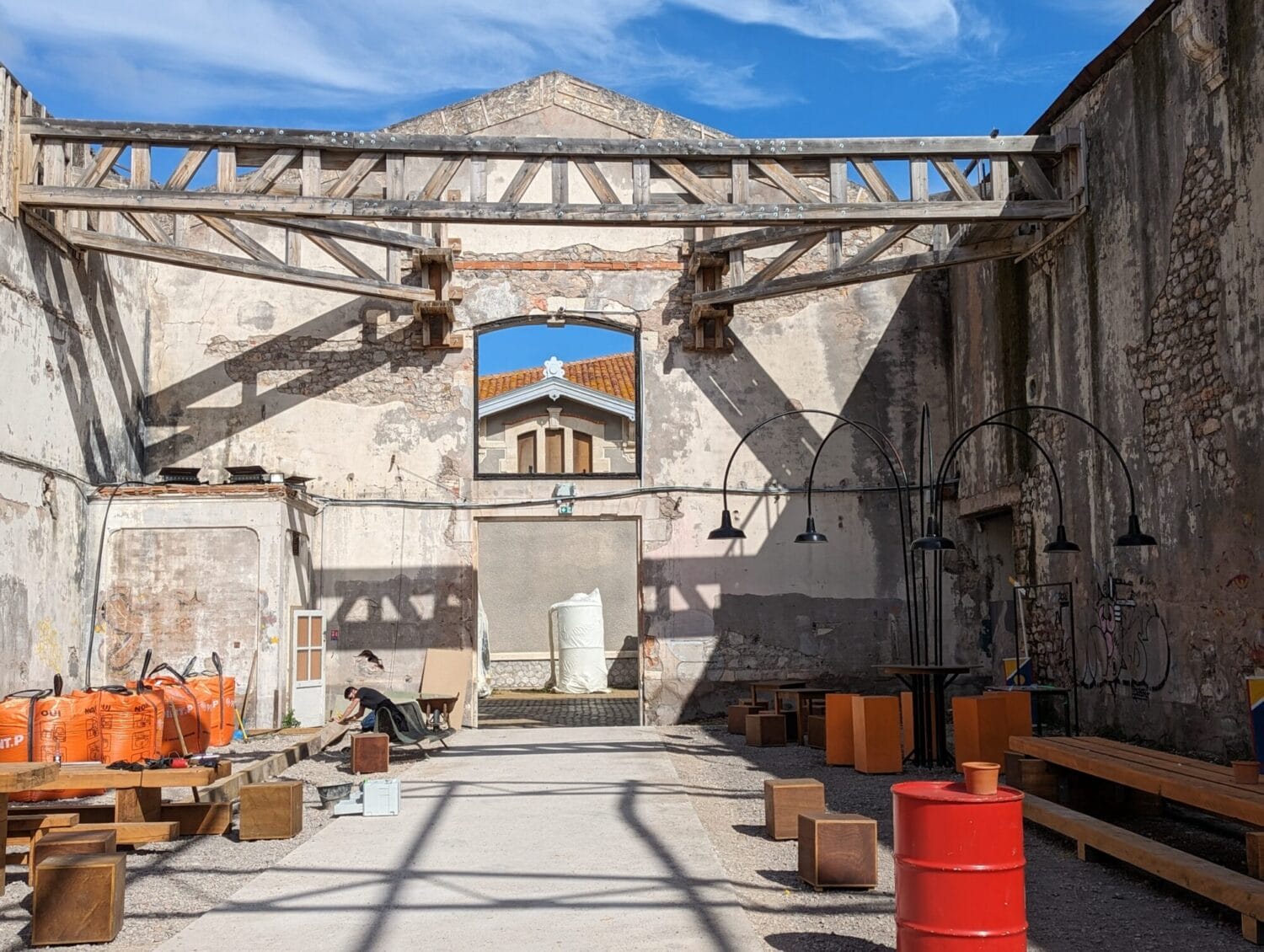 cour intérieure béton terrasse lampadaires Chai des Moulins à Sète