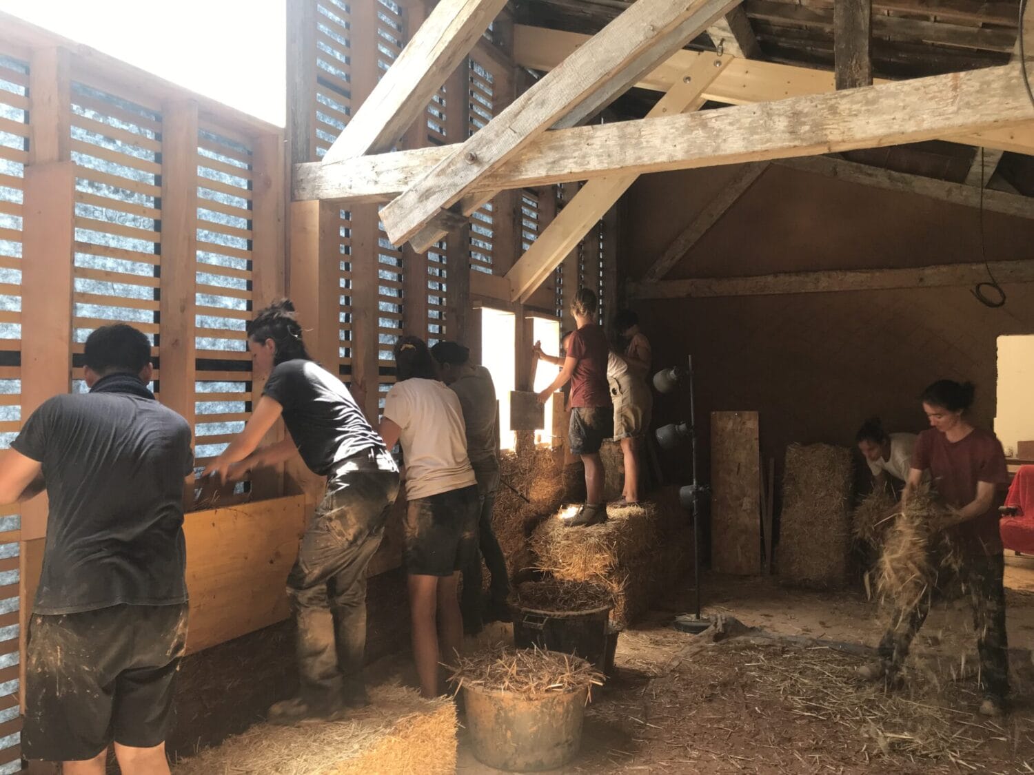 chantier participatif isolation paille au Tiers Lab des Transitions à Marseille
