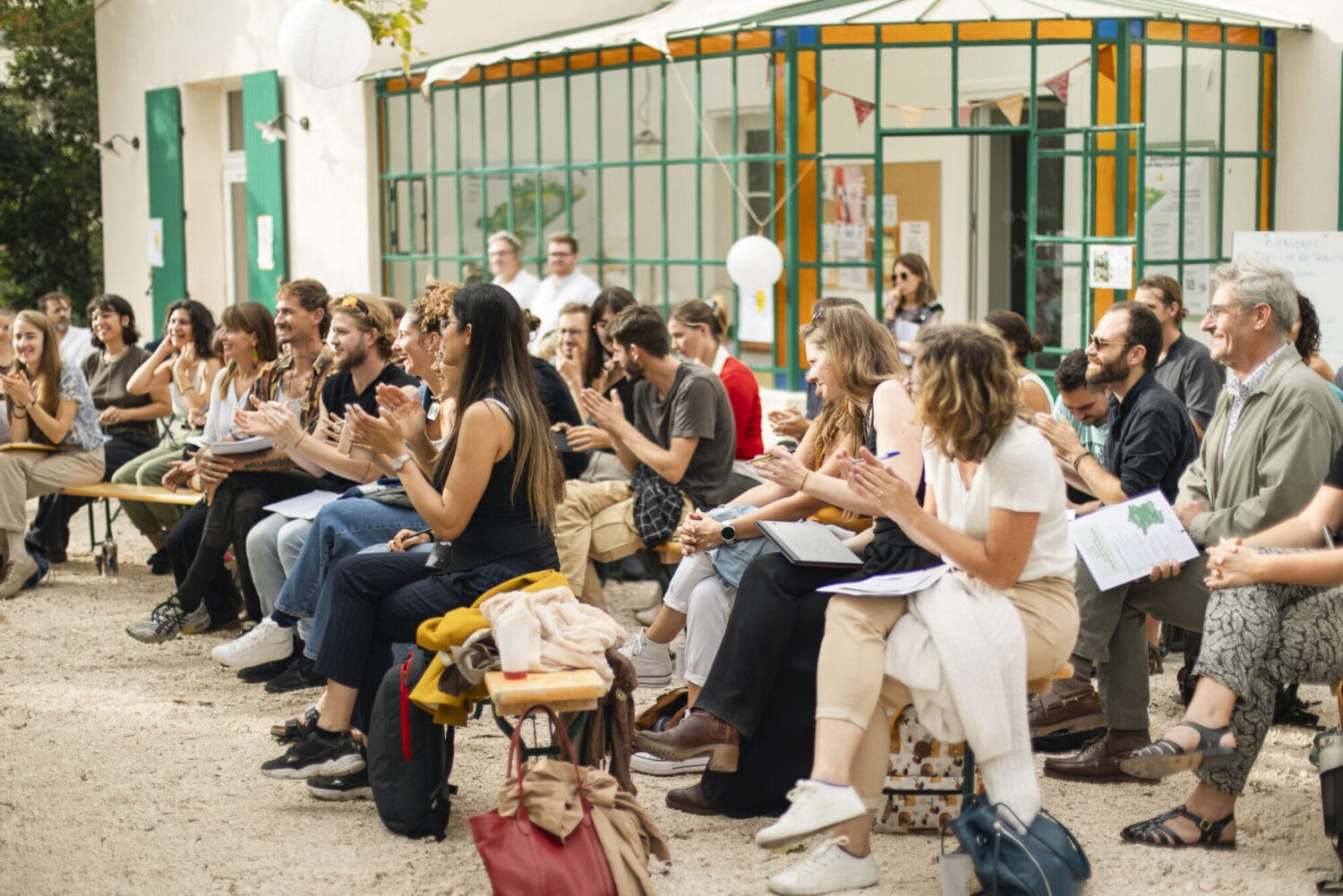 groupe de gens applaudissant au Tiers Lab des Transitions à Marseille