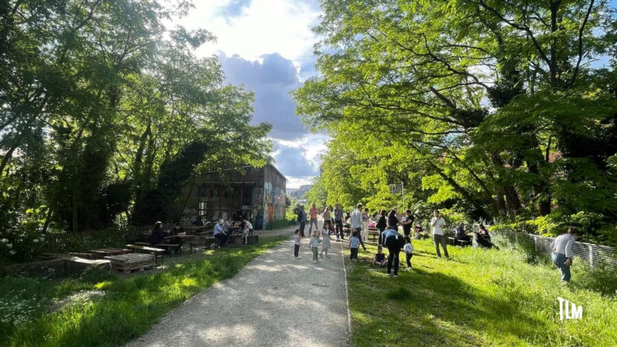 Petite Ceinture verdoyante et terrasse du TLM à Paris 19ème