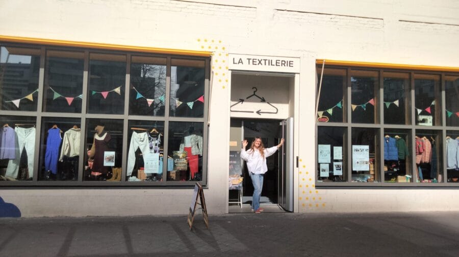 La textilerie, entrée avec personne faisant bonjour de la main, Le TLM à Paris 19ème