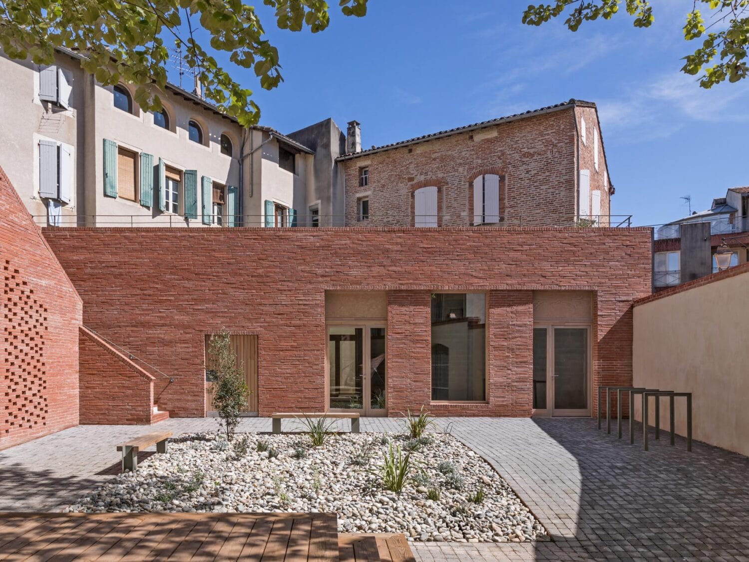 cour d'école primaire rénovée, briques, cour végétalisée, Génération Pasteur Albi - crédit Vincent Boutin