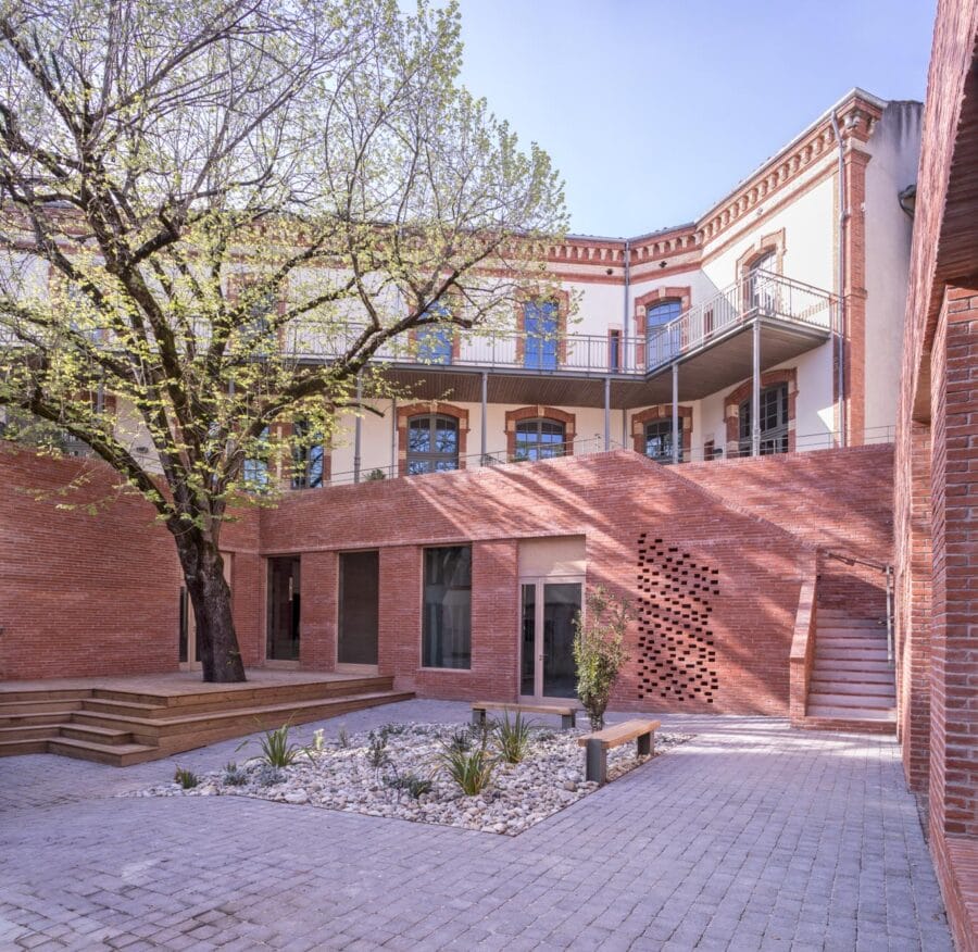 Génération Pasteur à Albi - crédit Vincent Boutin - cour de l'ancienne école rénovée en logements et commerces avec tilleul conservé