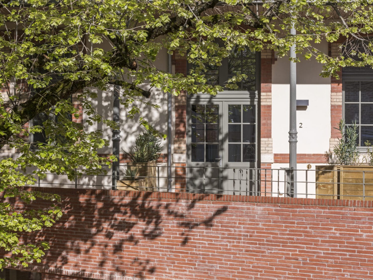 Génération Pasteur à Albi - crédit Vincent Boutin, balcons des logements dans une ancienne école transformée en logements, atelier d'artiste et commerces