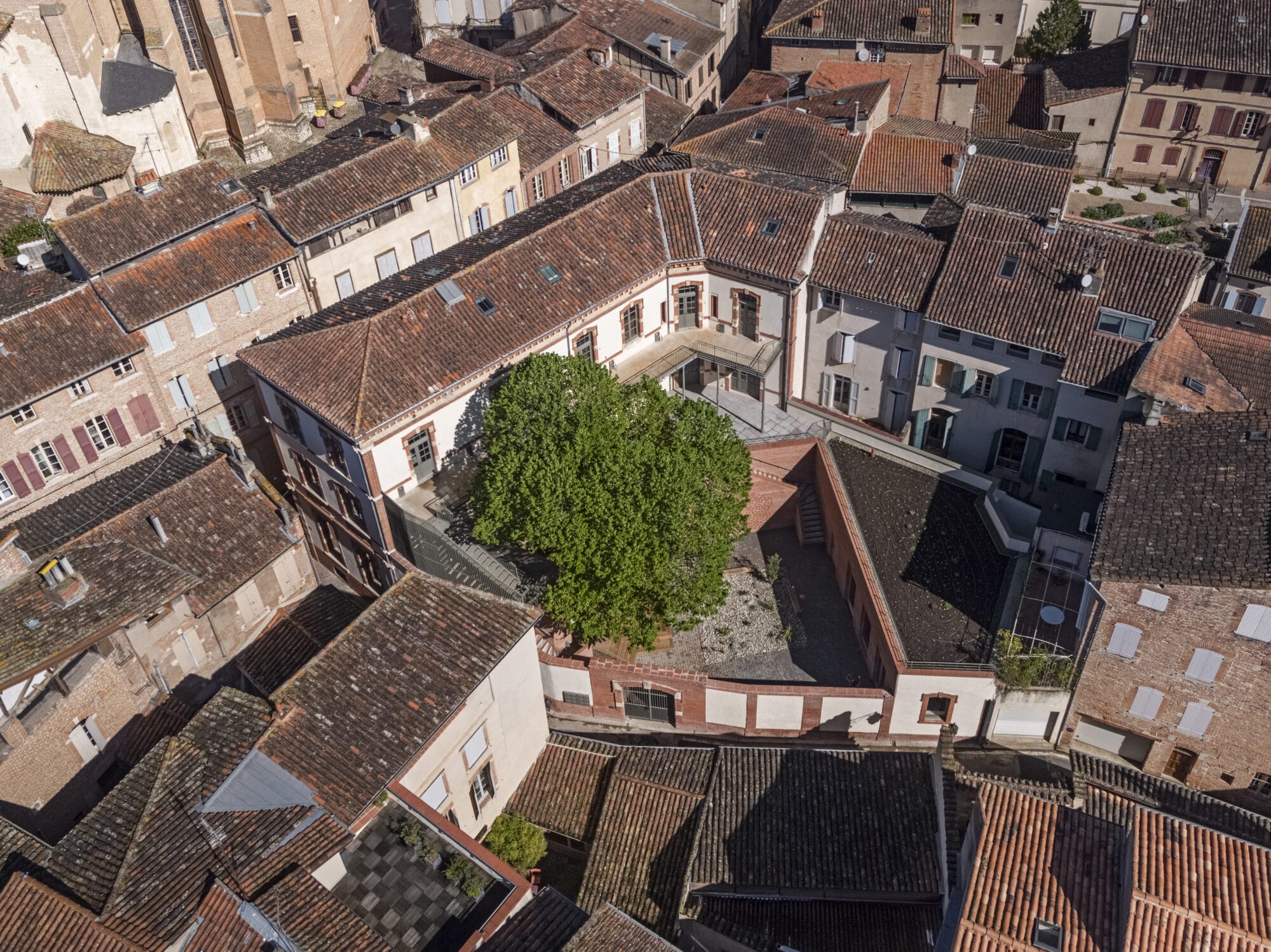 Génération Pasteur à Albi - crédit Vincent Boutin, vue aérienne de l'ancienne école transformée en logements, atelier d'artiste et commerces