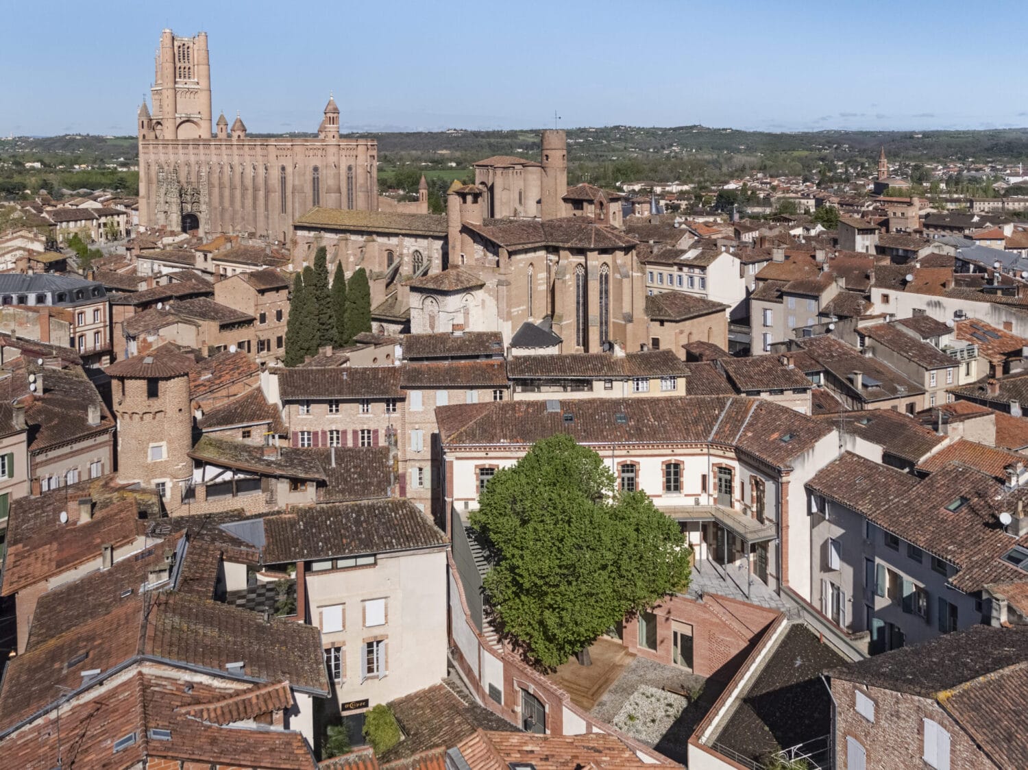 Génération Pasteur à Albi - crédit Vincent Boutin, vue aérienne de l'ancienne école transformée en logements, atelier d'artiste et commerces