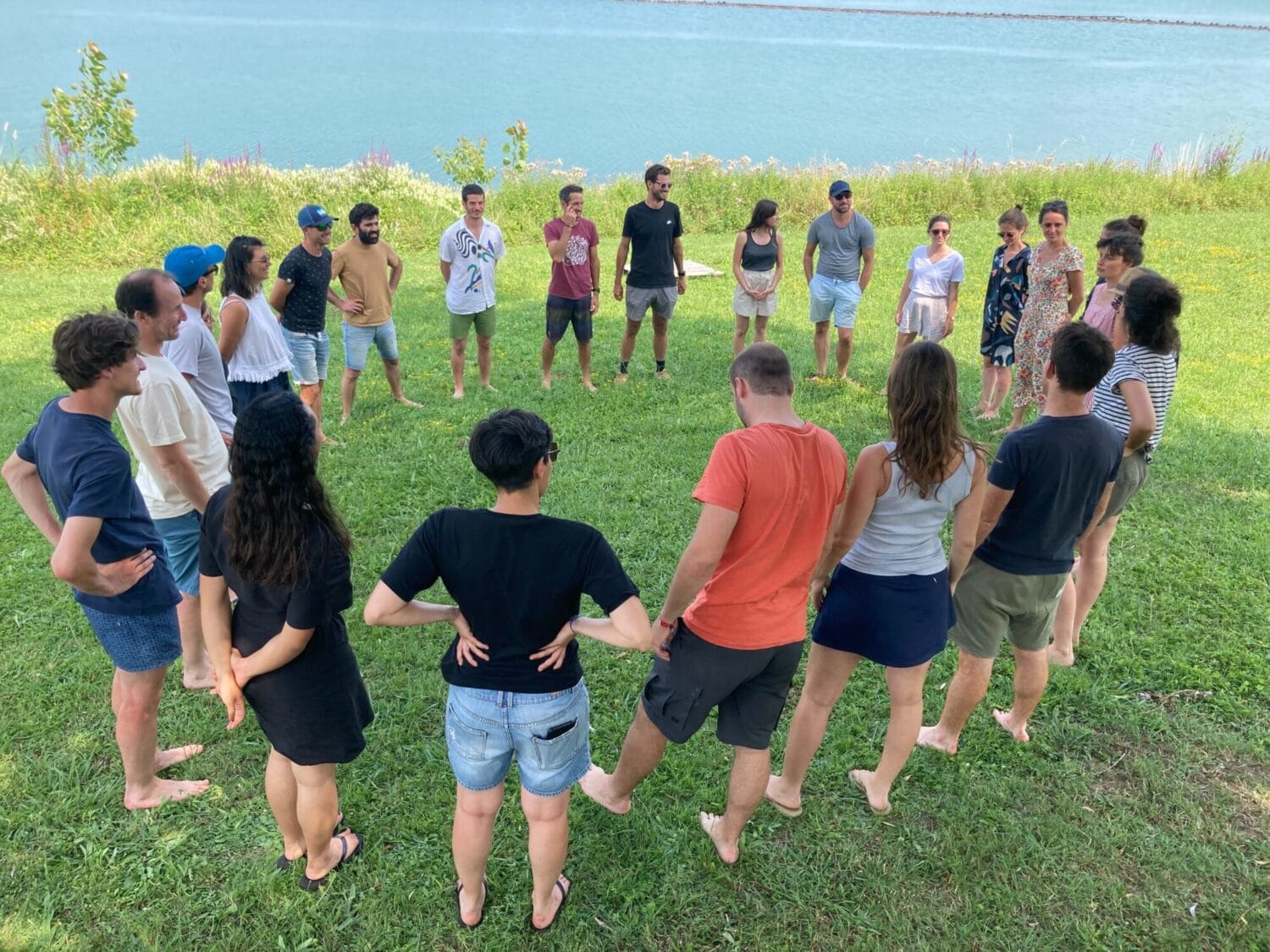 séminaire équipe Bellevilles sur l'herbe devant un lac