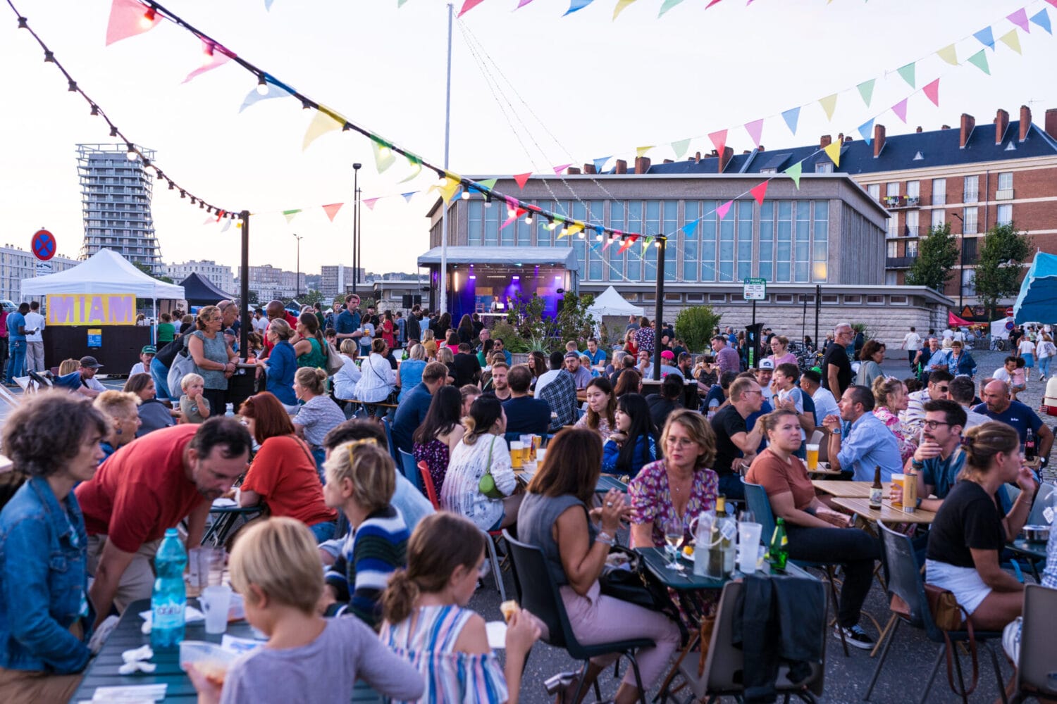 La Halle aux Poissons, Le Havre, gens en terrasses, guirlandes festif fête de la mer