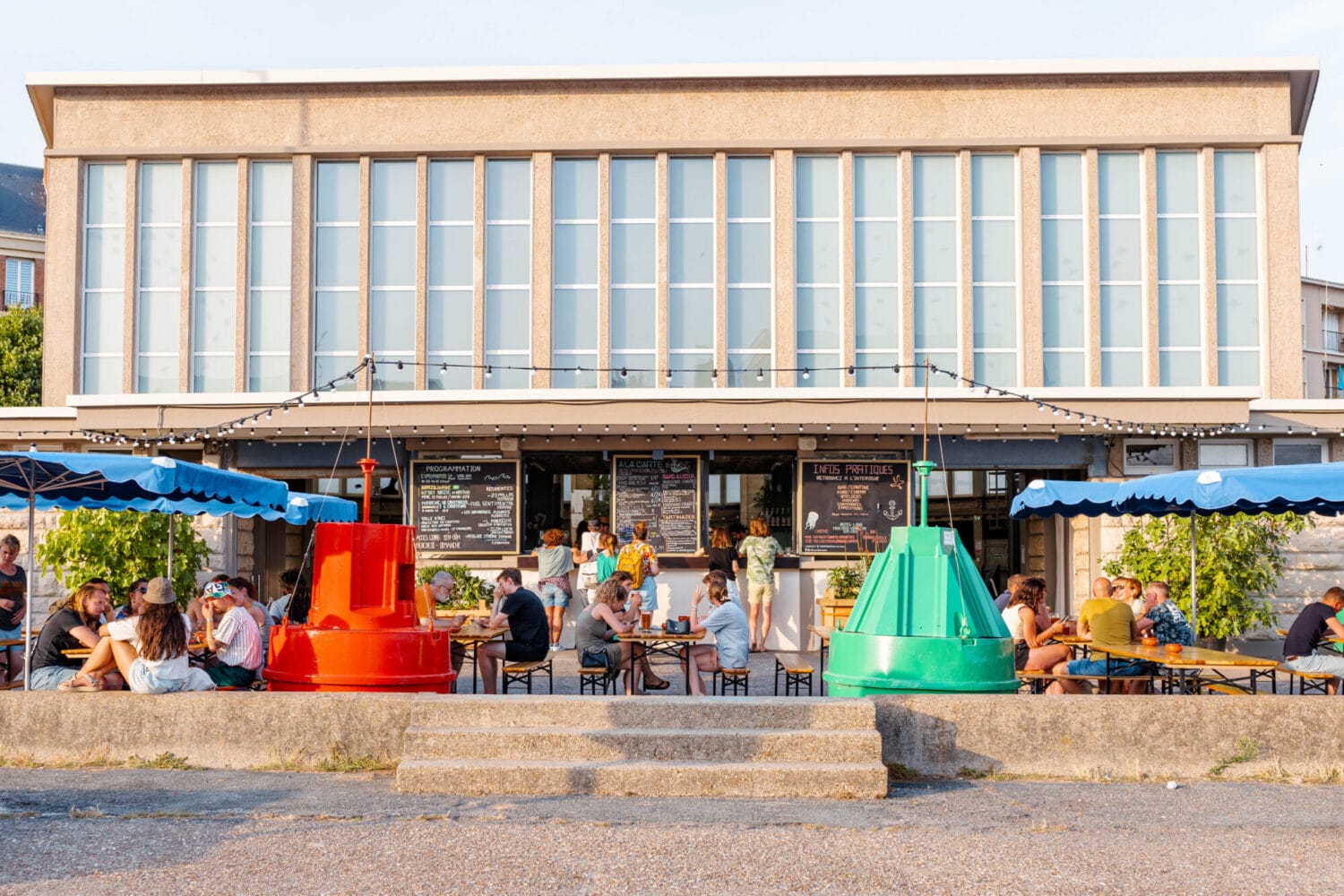 La Halle aux Poissons, Le Havre, terrasse extérieure et balises et bar