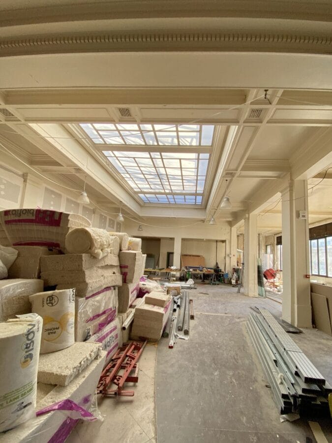 verrière dans le hall de l'ancienne agence bancaire à Montereau