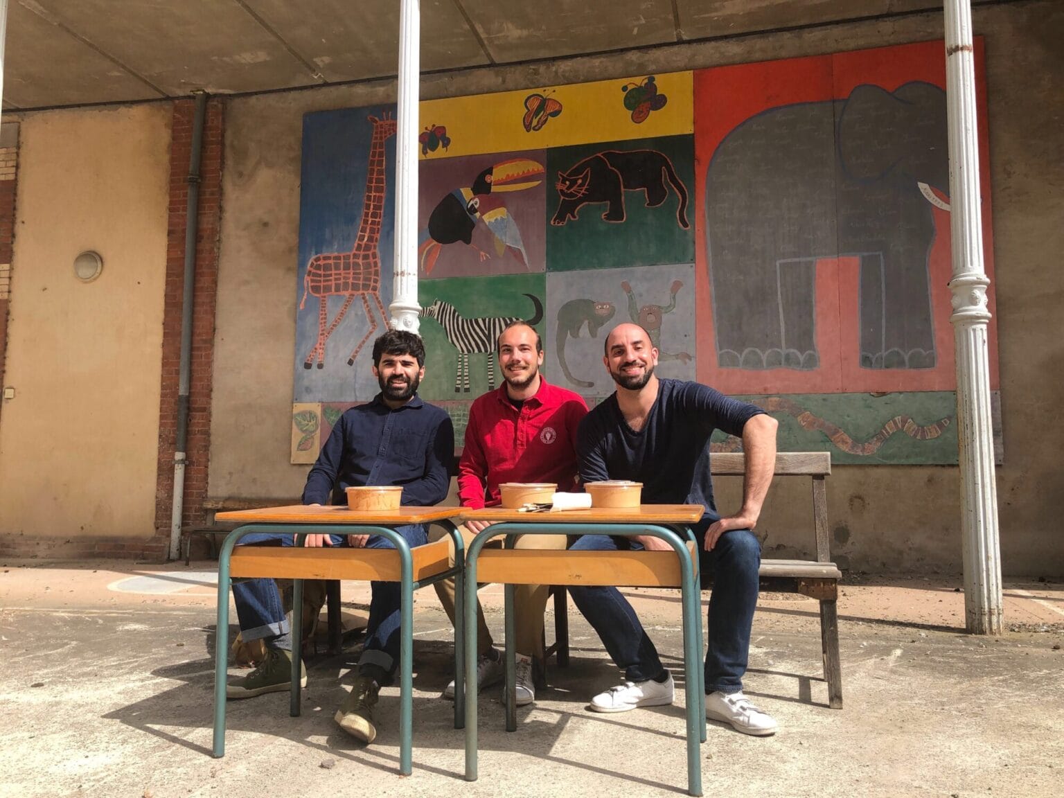 groupe de 3 adultes assis sur chaises d'écolier dans ancienne cour d'école primaire, génération Pasteur à Albi
