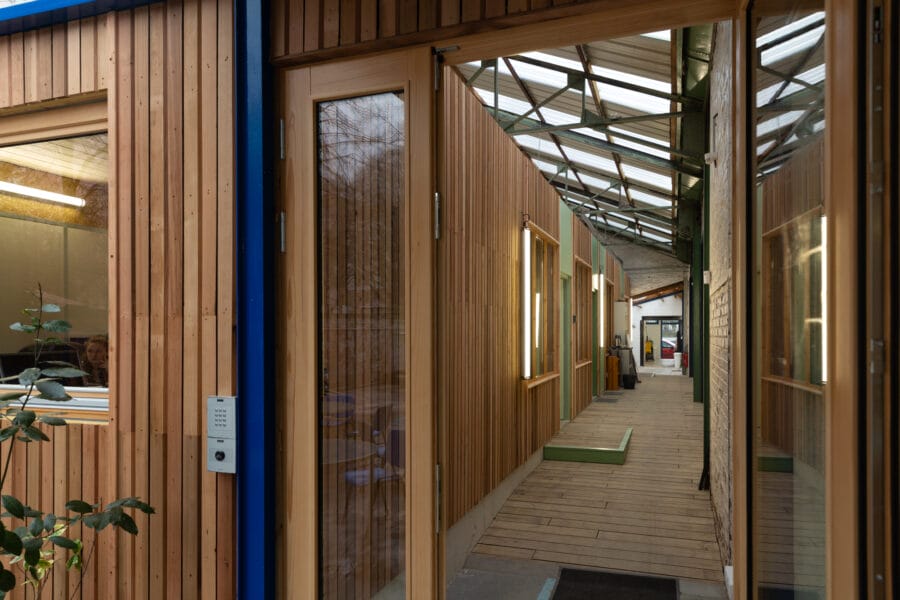 entrée des bureaux de la Balise sur l'ile Saint Denis - crédit Victoria Tanto