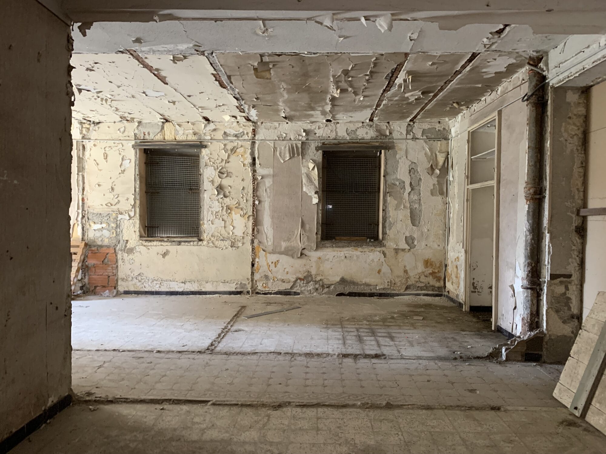 bâtiment existant délabré dans le chai des Moulins à Sète