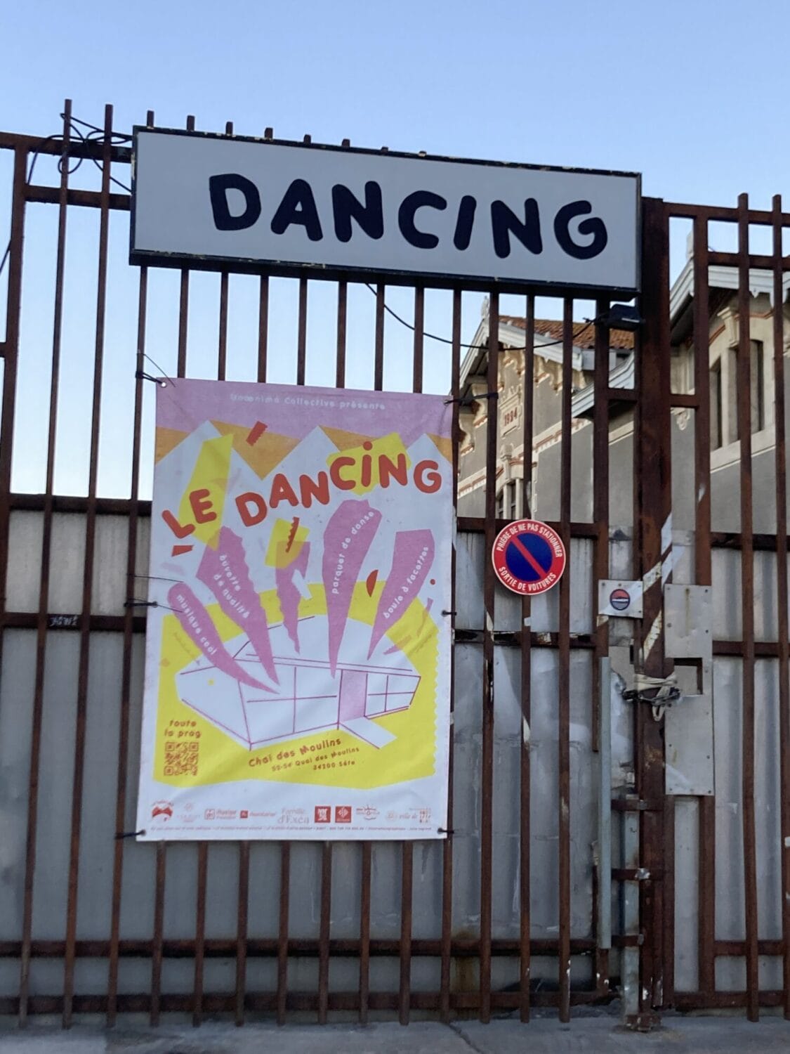enseigne Dancing sur la grille d'entrée du chai des Moulins à Sète