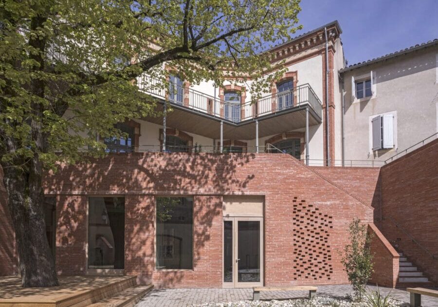 ALBI_Generation Pasteur_facade sur cour_credit Vincent Boutin Génération Pasteur à Albi - crédit Vincent Boutin, ancienne école rénovée en logements, atelier d'artiste et commerces