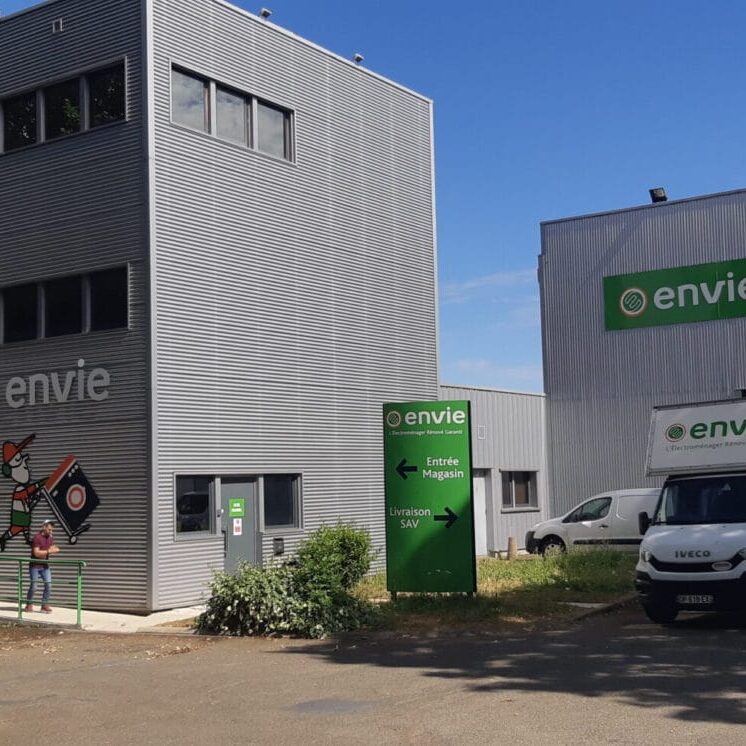 bâtiment et magasin de l'association Envie Trapes