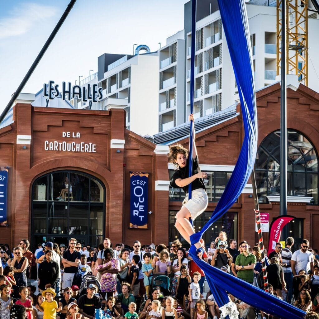 les Halles de la Cartoucherie à Toulouse, fête d'inauguration, danseuse aérienne - crédit Remy Sirieix