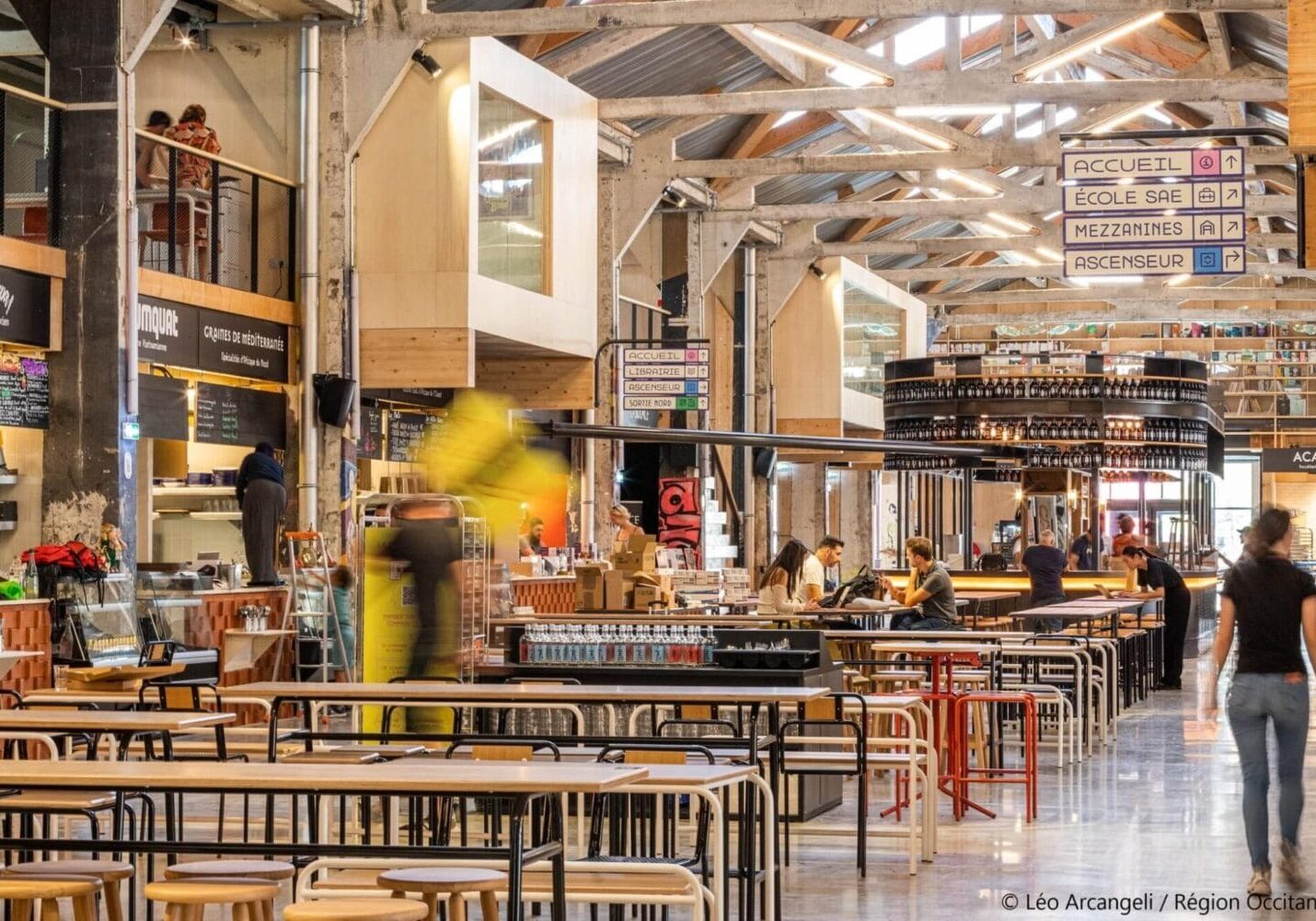 Place du marché, les Halles de la Cartoucherie à Toulouse - crédit Léo Arcangeli - stands restauration et grande tablées