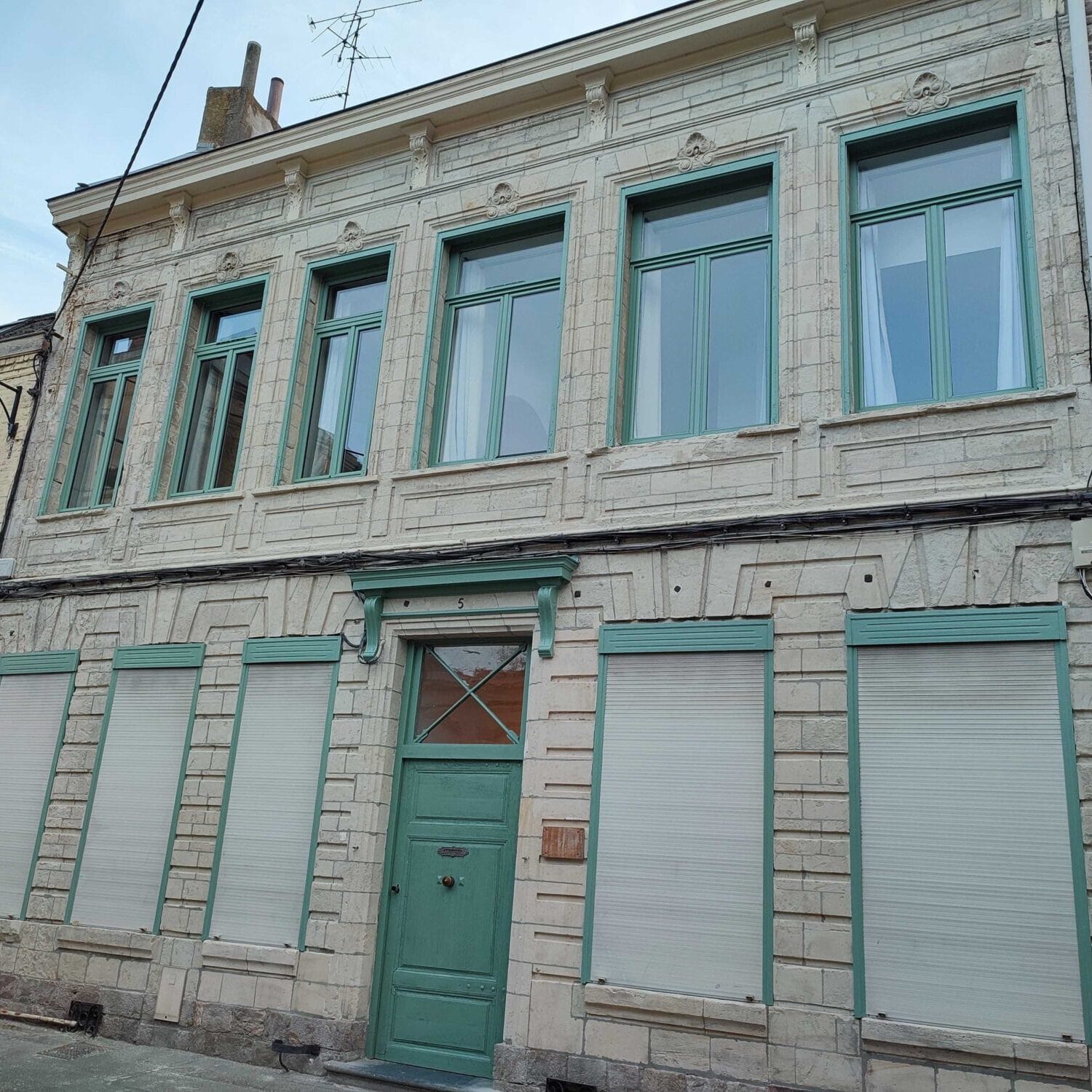 façade de la maison de ville rénovée en co-living, La Clique à Valenciennes
