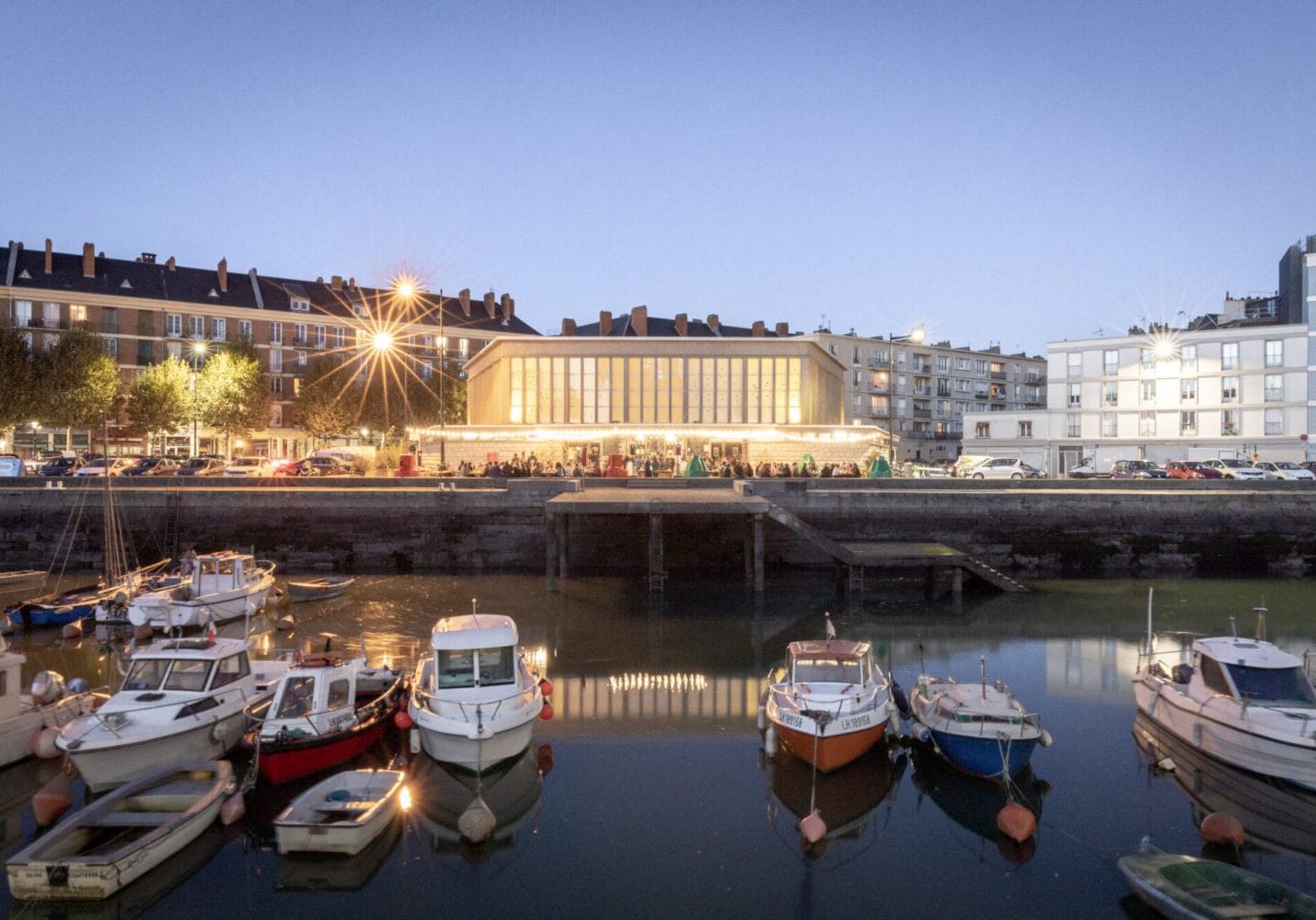 La Halle aux Poissons, Le Havre, vue de nuit sur port et bateaux