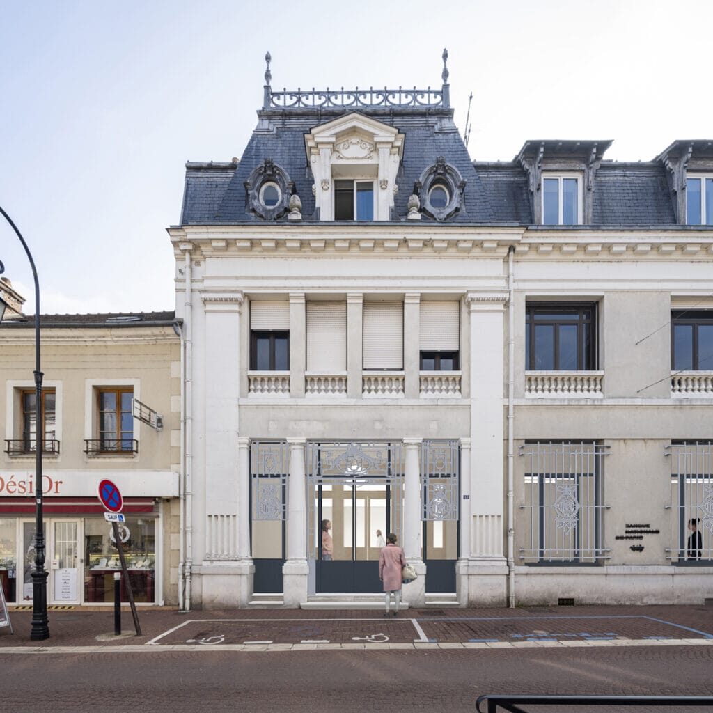 Perspective facade ancienne agence bancaire à Montereau - crédit Salem Mostefaoui