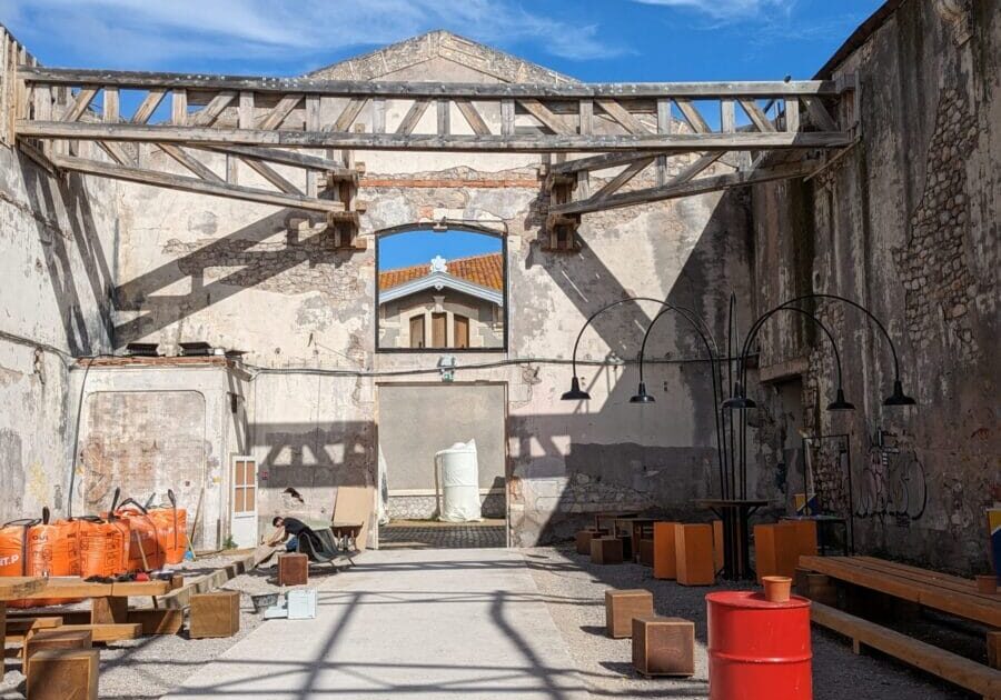 SETE_Chais des Moulins_cour3_credit Bellevilles cour intérieure béton terrasse lampadaires Chai des Moulins à Sète