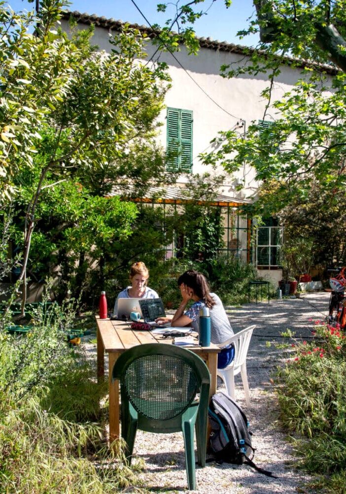 Tiers-Lab des Transitions à Marseille, gens qui travaillent sur une table dans un jardin luxuriant